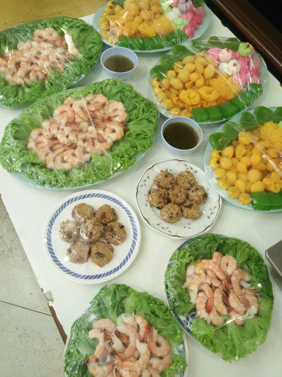 OililyPop's tweet photo. ทำบุญตึก https://t.co/CfVuDjBaZq