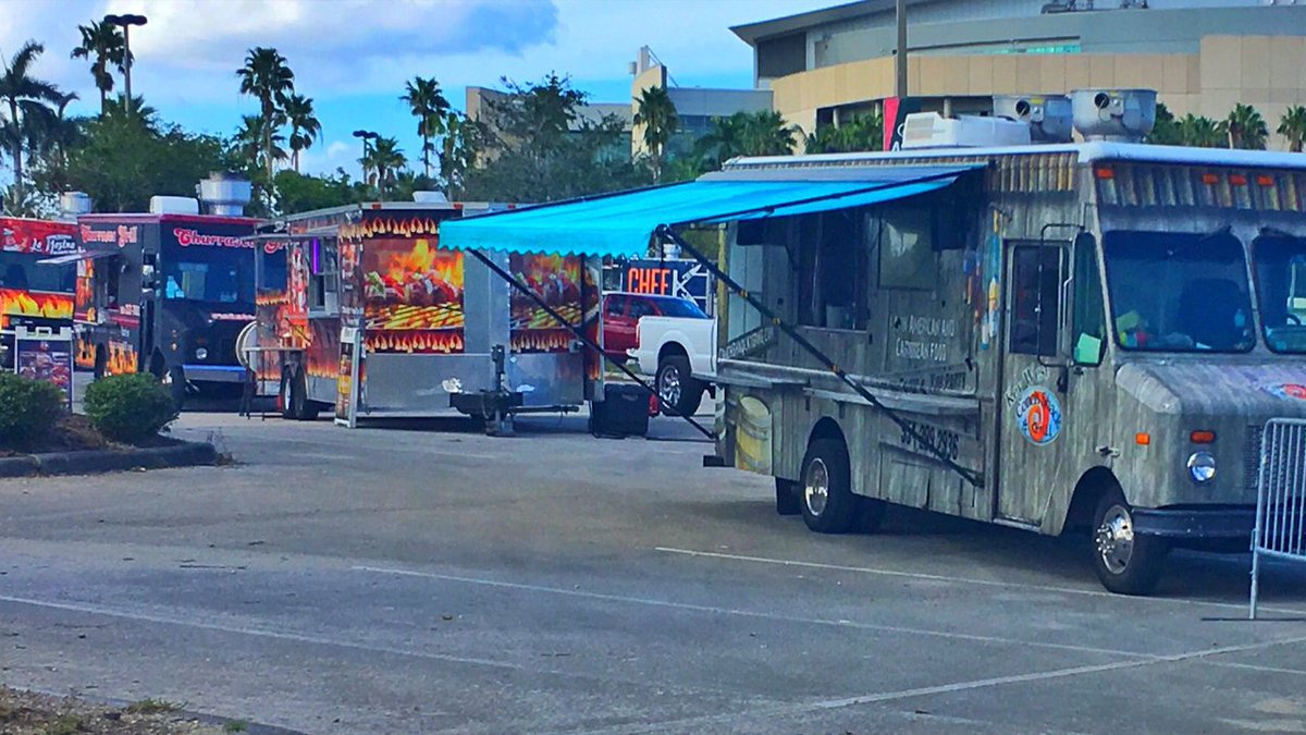 FREE HOT MEALS from 20 food trucks being served NOW at @thebbtcenter bit.ly/2wnilet?utm_me… https://t.co/6w68zKEjkd