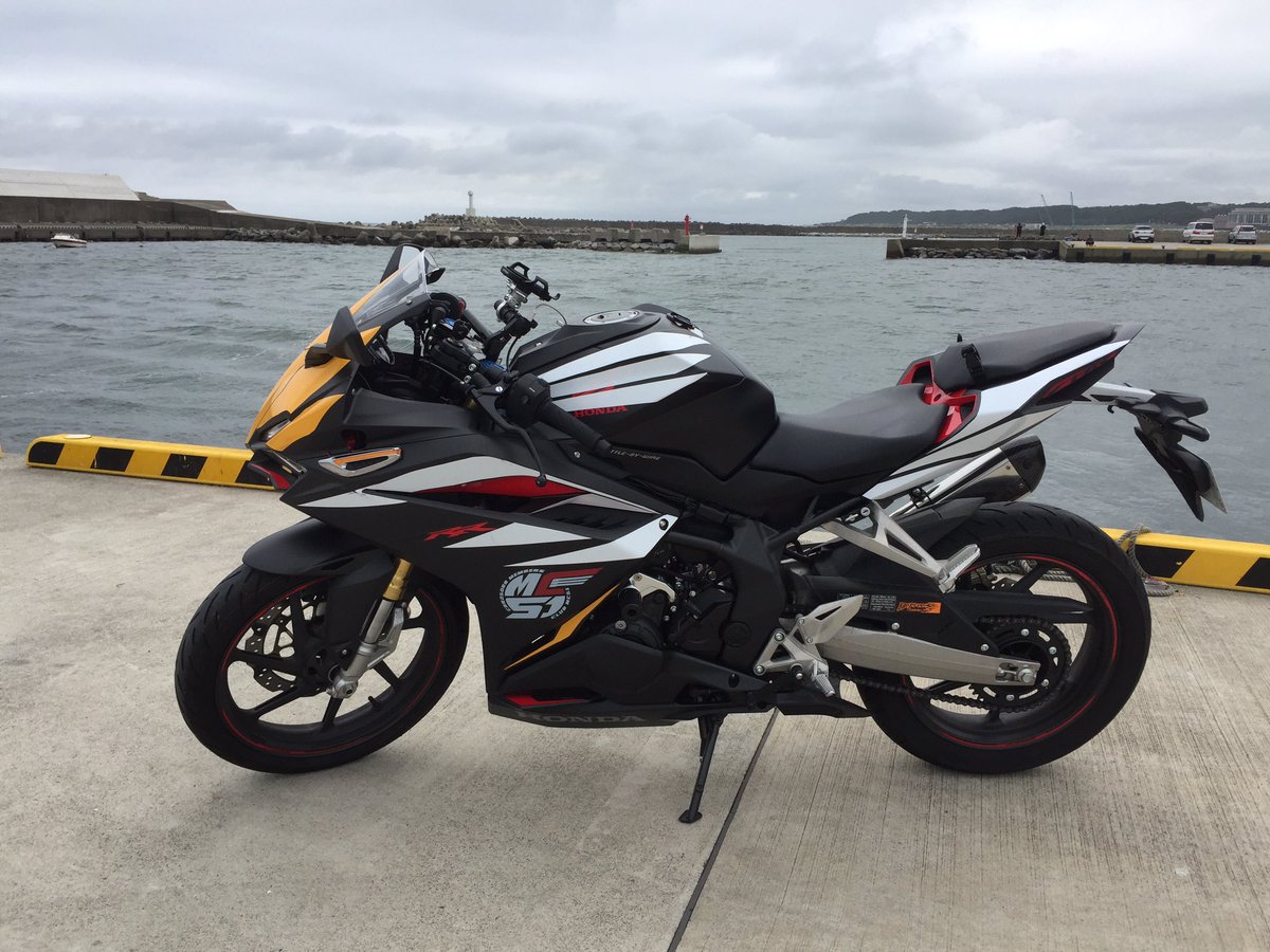 旅職人ライダーコーグ たびえもん Pa Twitter ヤフオク出す前に 欲しい人居たら手を挙げて 新型cbr250rr Mc51売ります スペックなどはホンダのホームページで 主な改造点 仮面ライダーが乗りそうなデザイン ヨシムラのスリップオンマフラー付き インドネシア