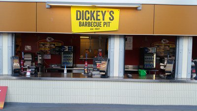 DickeysMediaPit's tweet photo. Ryan Wenrich serves Dickey's Texas-style barbecue at Arrowhead Stadium. https://t.co/MXjdBW5Xcl https://t.co/4DgcRgmL8I