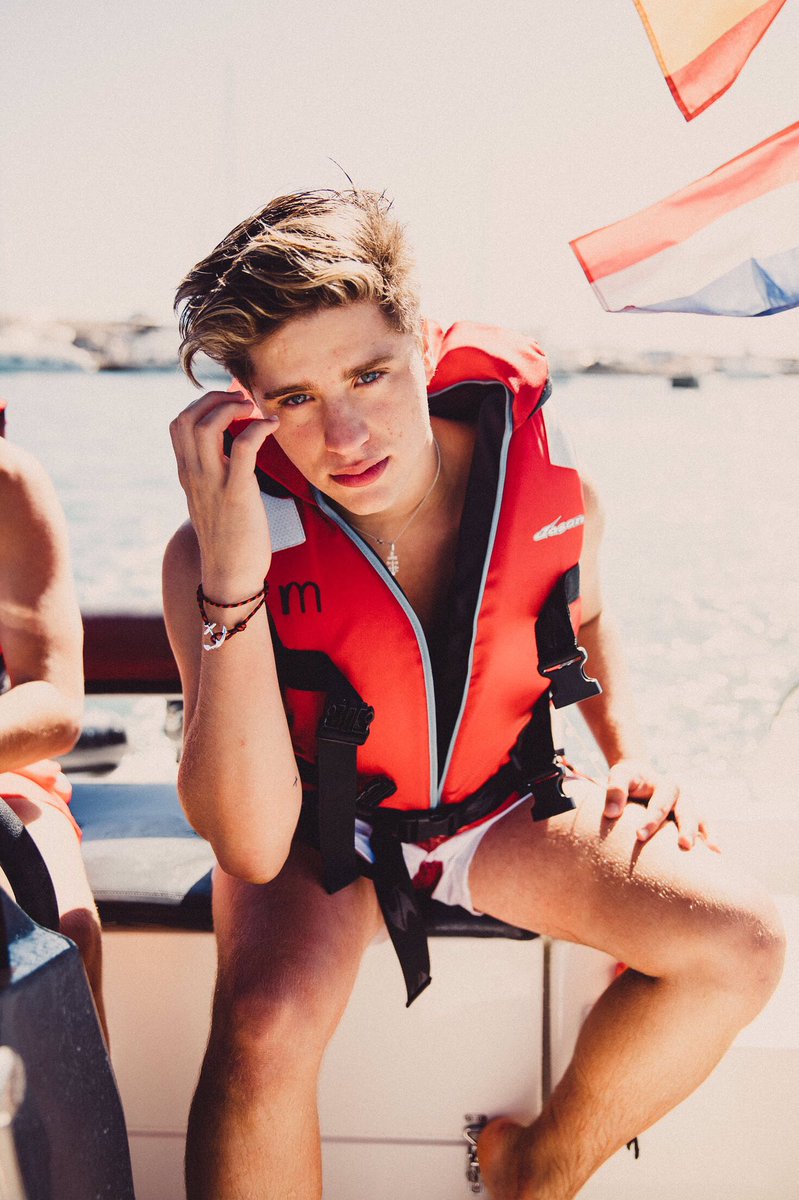 imartinezp_'s tweet photo. Can I be your lifeguard? https://t.co/pBumye6Wu3