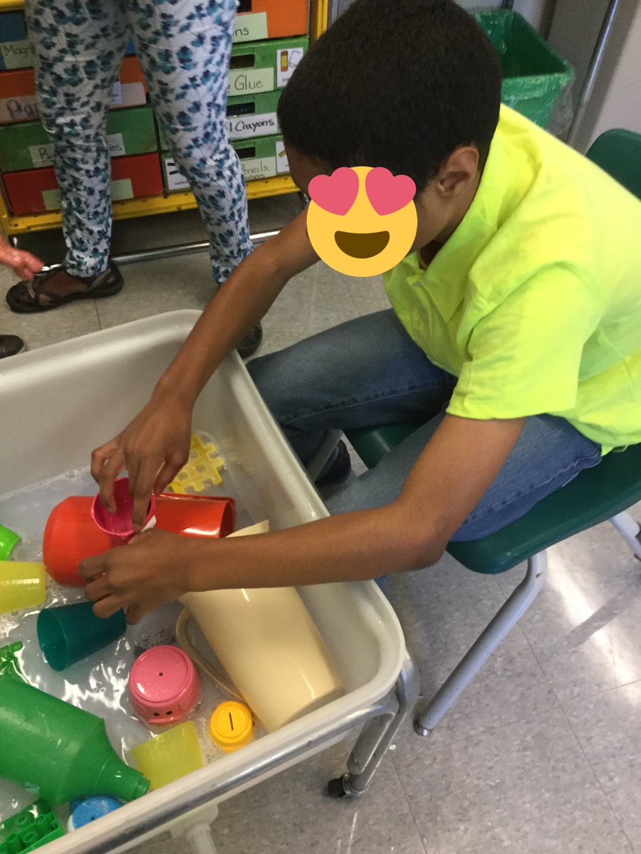 WJMcCordic's tweet image. Water play is a great sensory activity for the  #ddclass @tdsb