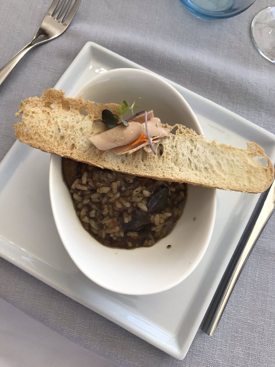 Arroz con liebre y niscalos con aceite de trufa y foie