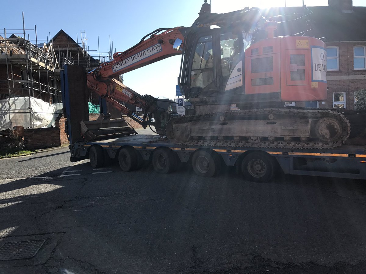 Tight squeeze this one. Nothing that the 5 axle all steer trailer can't handle 💪#heavyhaulage #comleydemolition