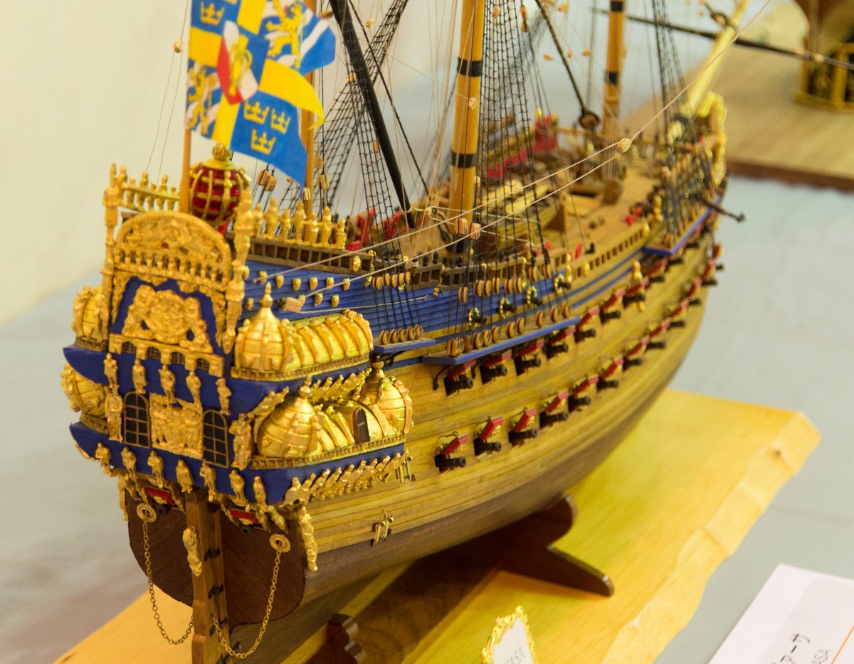 Tran Deutsch على تويتر 世界の帆船模型展 にて スウェーデン王グスタフ二世アドルフによって建造された有名な戦艦ヴァーサ 王朝名 実物は安定性が悪く 処女航海の際の1628年に転覆沈没 今は引き揚げられ 博物館に所蔵されています モデルは独自解釈 想像 Tran Deutsch على تويتر 世界の帆船模型展 にて スウェーデン王グスタフ二世アドルフによって建造された有名な戦艦ヴァーサ 王朝名 実物は安定性が悪く 処女航海の際の1628年に転覆沈没 今は引き揚げられ 博物館に所蔵されています モデルは独自解釈 想像