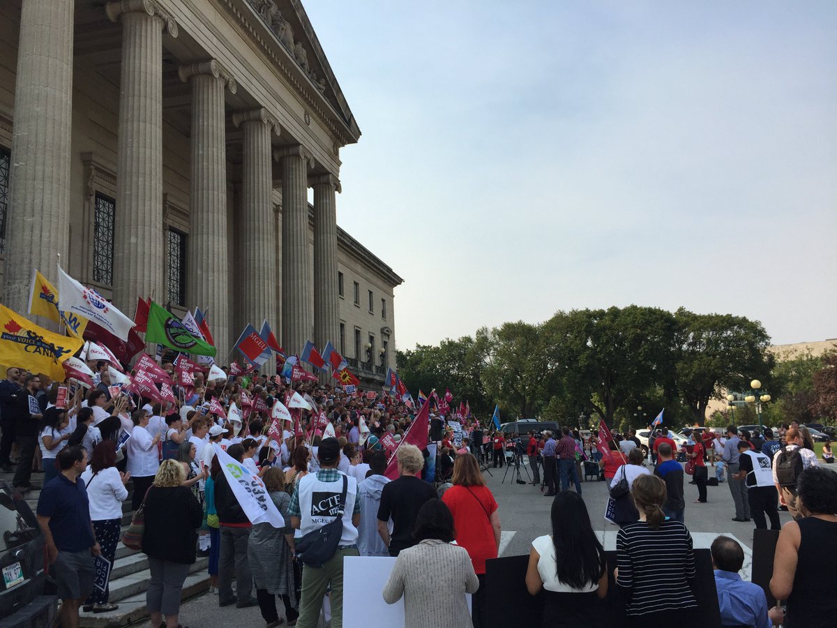 WLC1894's tweet photo. In case you were wondering, this is what #Amazing looks like! #SOLIDARITY #canlab #CareComesFirst @MGEUnion @MFLabour @UFCW832 #140notenough https://t.co/fMpHKMdtxF