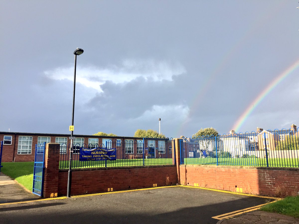 EliEasty's tweet photo. #doublerainbow over Cullercoats Primary @CPS_Primary https://t.co/KlX6QGdd6U