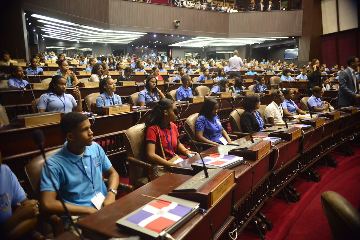 Esta iniciativa beneficiará a más de 50 mil estudiantes en todo el país, con quienes <a href="/DiputadosRD/">Cámara de Diputados de la República Dominicana</a> asume el compromiso de abrir sus puertas.