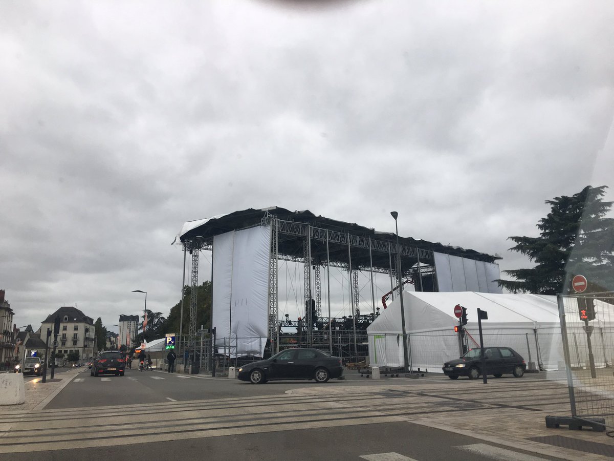 virginieRIV1's tweet photo. #workinprogress la grande scène des #francos #gourmandes domine la #loire à #Tours ! J-2!!👍 https://t.co/uGz0aMMFIj