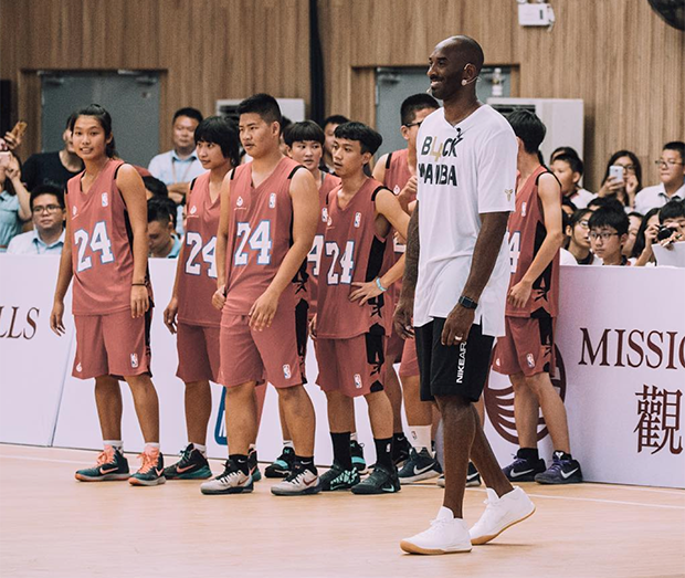 Fabricante Ahuyentar levantar Sneaker News on Twitter: "Kobe Bryant is in China sporting a new colorway  of the Nike Kobe AD Mid https://t.co/ChPI1zoHL1 https://t.co/6EPTnju5YP" /  Twitter