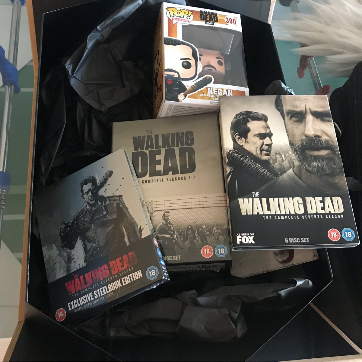 Joe_Sugg's tweet photo. Legeeeends! Thanks @TheWalkingDead ๐๐ผ https://t.co/hxdA2dQ1KH