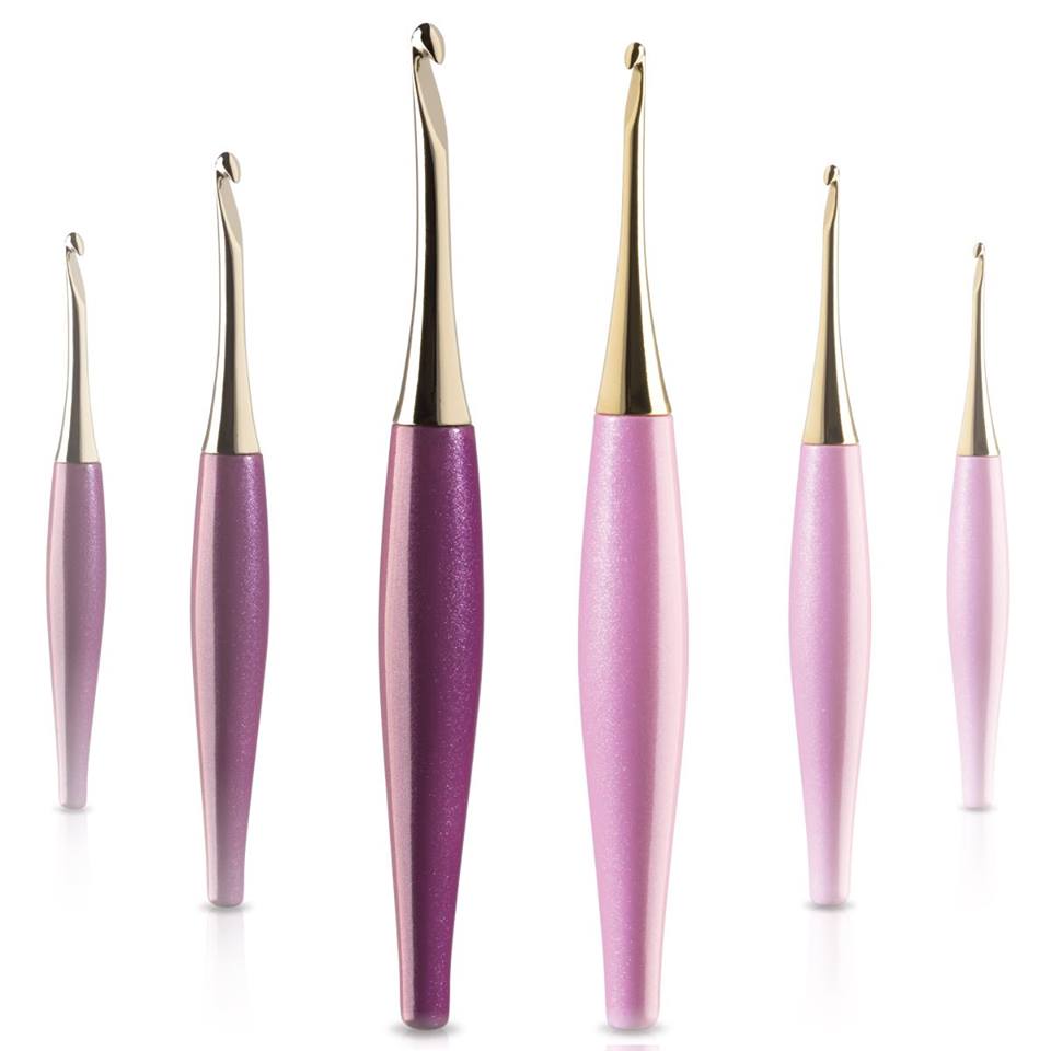 AllieCatsHats's tweet photo. Gorgeous new #pink and #purple  #crochethooks are on pre-sale! Pink w/gold plating, purple with nickle plating! https://t.co/am8RdCaVBo 😍 https://t.co/Q3RtraB1rI