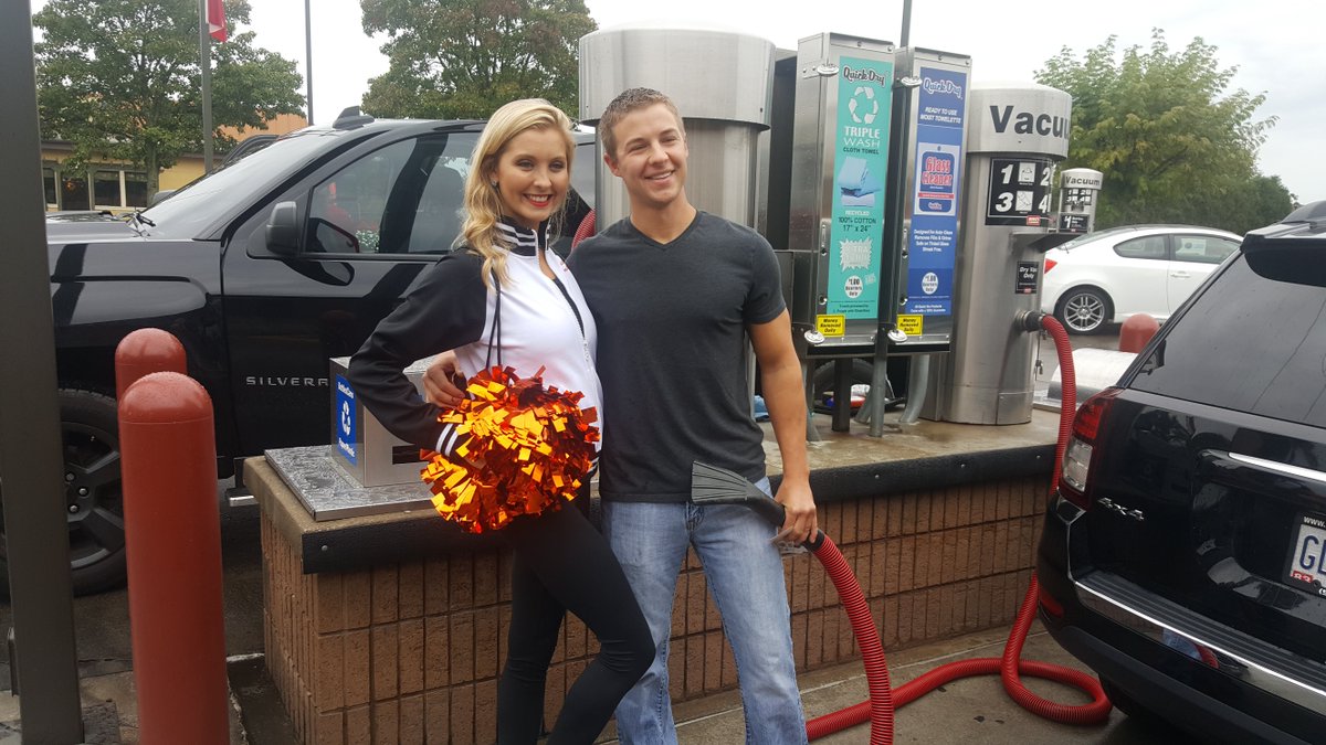 Bengals's tweet photo. Surprising MORE people with tickets? You bet.
@BenGalsCheer were at @MikesCarwash in Mason.
#RandomActsofKickoff #Bengals50 https://t.co/gf3lOLJJWN