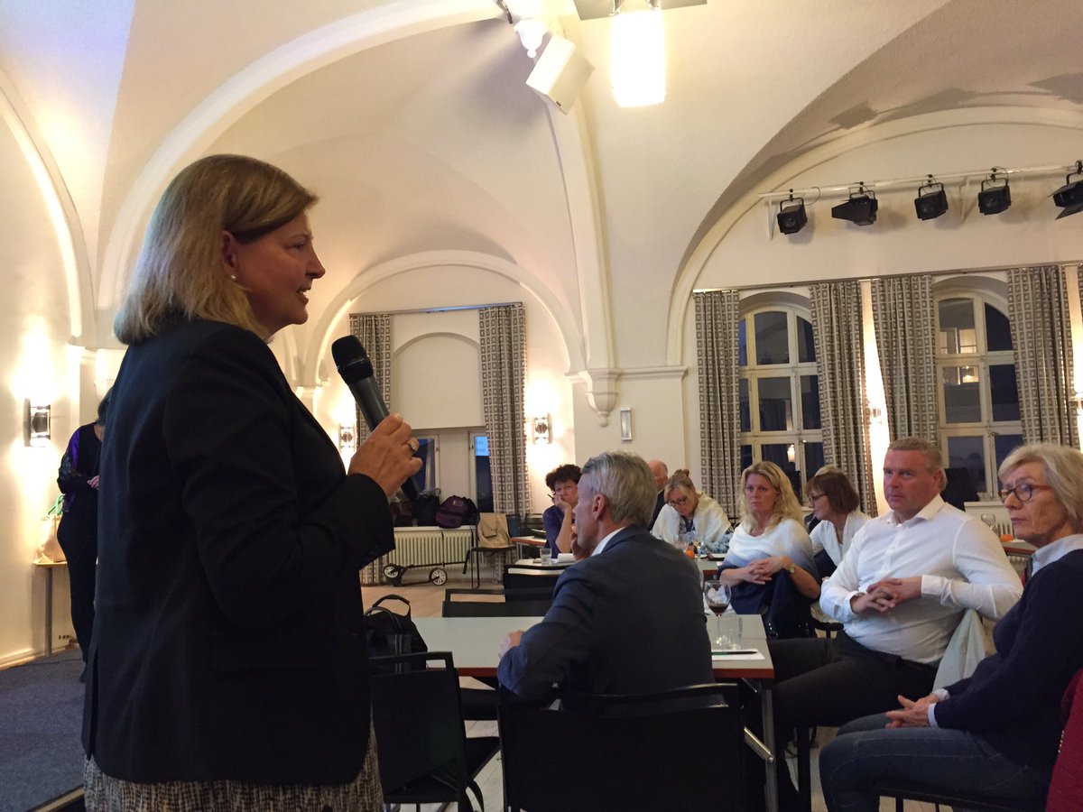 Andzvej's tweet photo. Stratvise VD Lilian Klasson delar nycklar till framgångsrik digitalisering #Stratvise #Holone #digitalisering #missinglinks#engageradledare https://t.co/56Qzoff1zJ