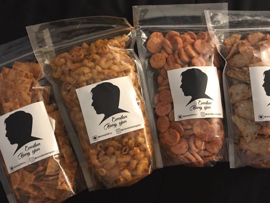 Yg suka pedes yuks diorder cemilan bang ojan murah kok cmn 12rb/pcs,min order 5pcs harga blm termasuk ongkir ya Izanatic 😋👌 Cc : <a href="/ozan_putra/">Fauzan Nasrul</a>