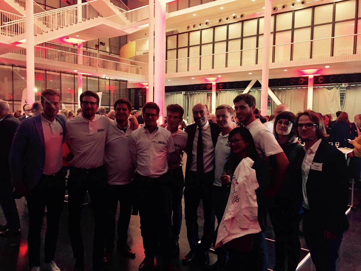 AKTforWallonia's tweet image. Les jeunes entrepreneurs du @Venturelab_be venus soutenir leur ancien coach #UWE1309 #happySunday @NextRideApp @Go4Padel #Col&amp;amp;MacArthur