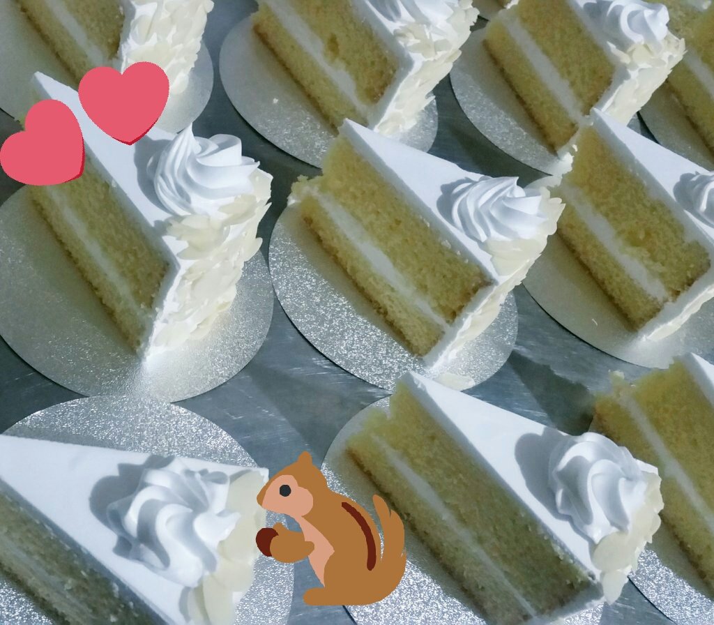 buatiwa521's tweet photo. งานบ.ผ่าน! สเตชั้นถัดไป...งานVIP ปุจฉา...เชฟจะได้นอนมั้ยคืนนี้ 😂😂😂 /Dark chocolate mousse cake & Vanilla butter cake #artoncake https://t.co/LZmCnJqZXS