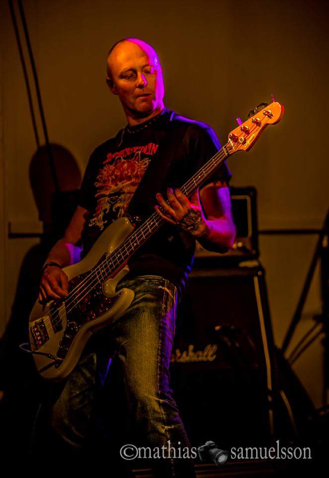 Damn what a good lookin bassplayer