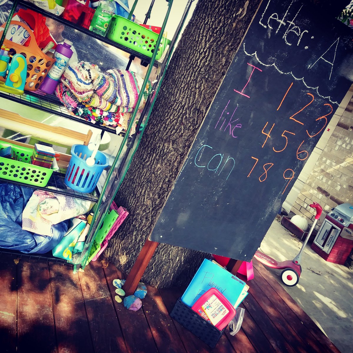 TweetinMrsT's tweet photo. We spent all of our guided reading time outside today! Love having an outdoor space to teach my lessons. #naturebase #studentDIRECTED #prek https://t.co/kkgCrWUt8D