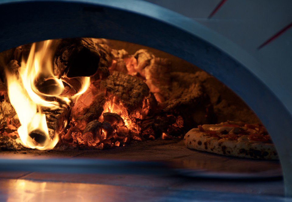 ChefCorneliusV's tweet photo. Learn the art of fire and the possibilities are endless 🔥#OutdoorChef #OutdoorKitchen #FireCooking #FireChef https://t.co/uMQjcFAbjR