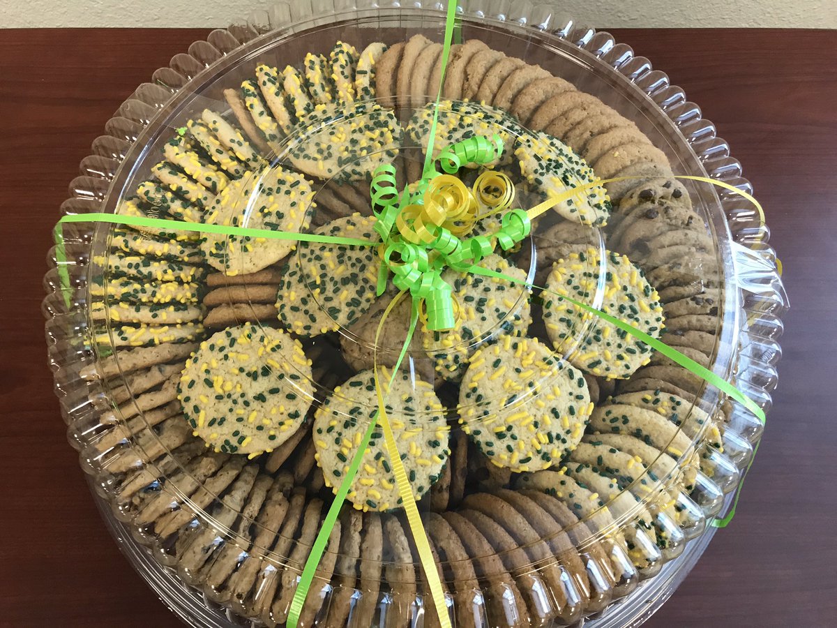 SheriffPinellas's tweet photo. Heartfelt thanks to @Publix #1034 for making sure over 100 deputies working traffic posts have something sweet with their dinner tonight. 👍🏼 https://t.co/g7RBwgRWwp