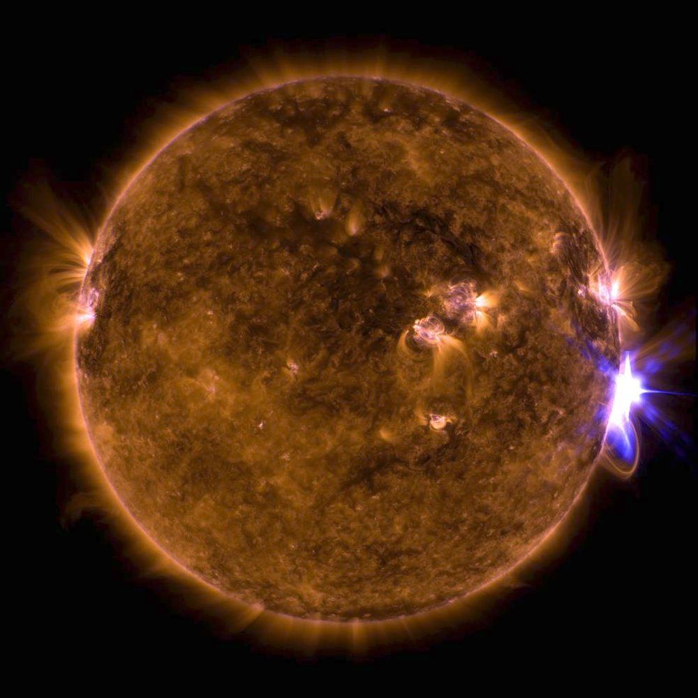 LehtmanMaria's tweet photo. Monster Solar Flare Marks 7th Powerful Sun Storm in 7 Days https://t.co/gLh85zmedK #solarflares #space #sky #sun #electromagentic https://t.co/d257wiWnaE