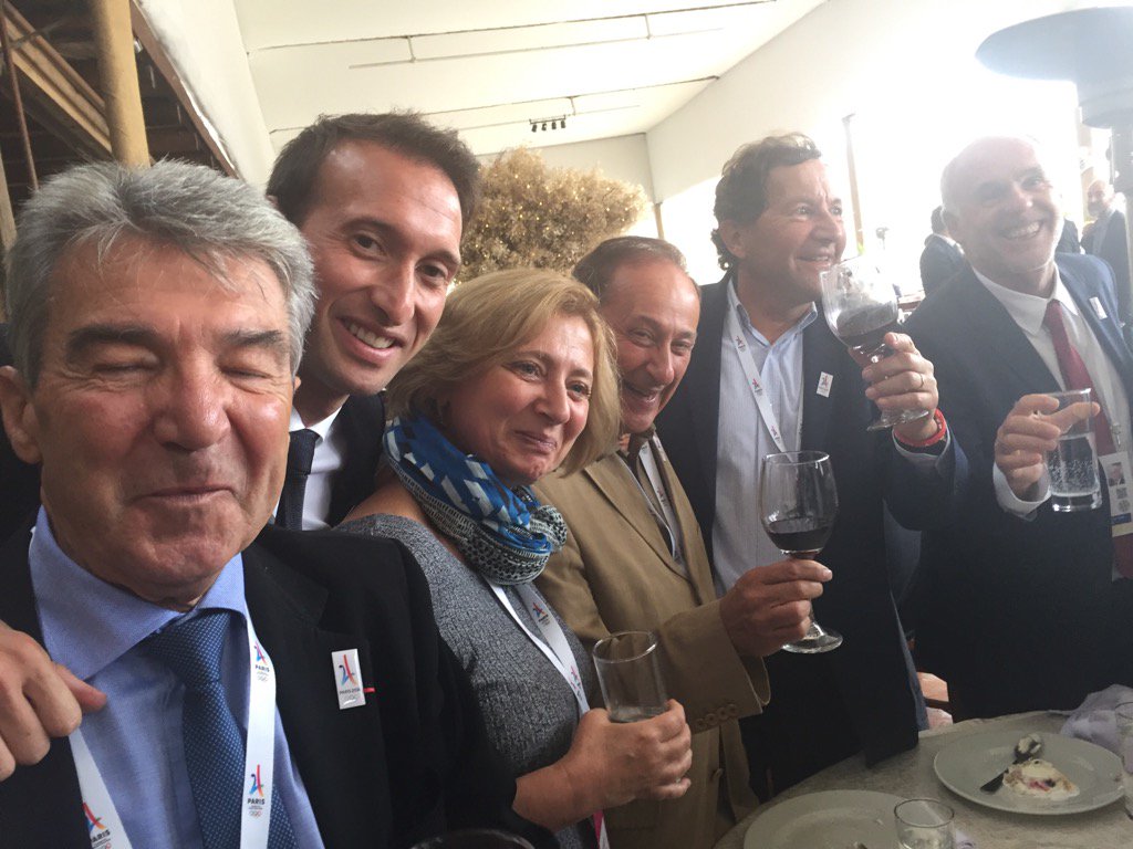 A #Lima Nous les #Marseillais celebrons #Paris2024 <a href="/RenaudMuselier/">Renaud Muselier</a> <a href="/pfisterjacques/">Jacques Pfister</a> <a href="/Dominique_TIAN/">Dominique TIAN</a> @PresidentFFA