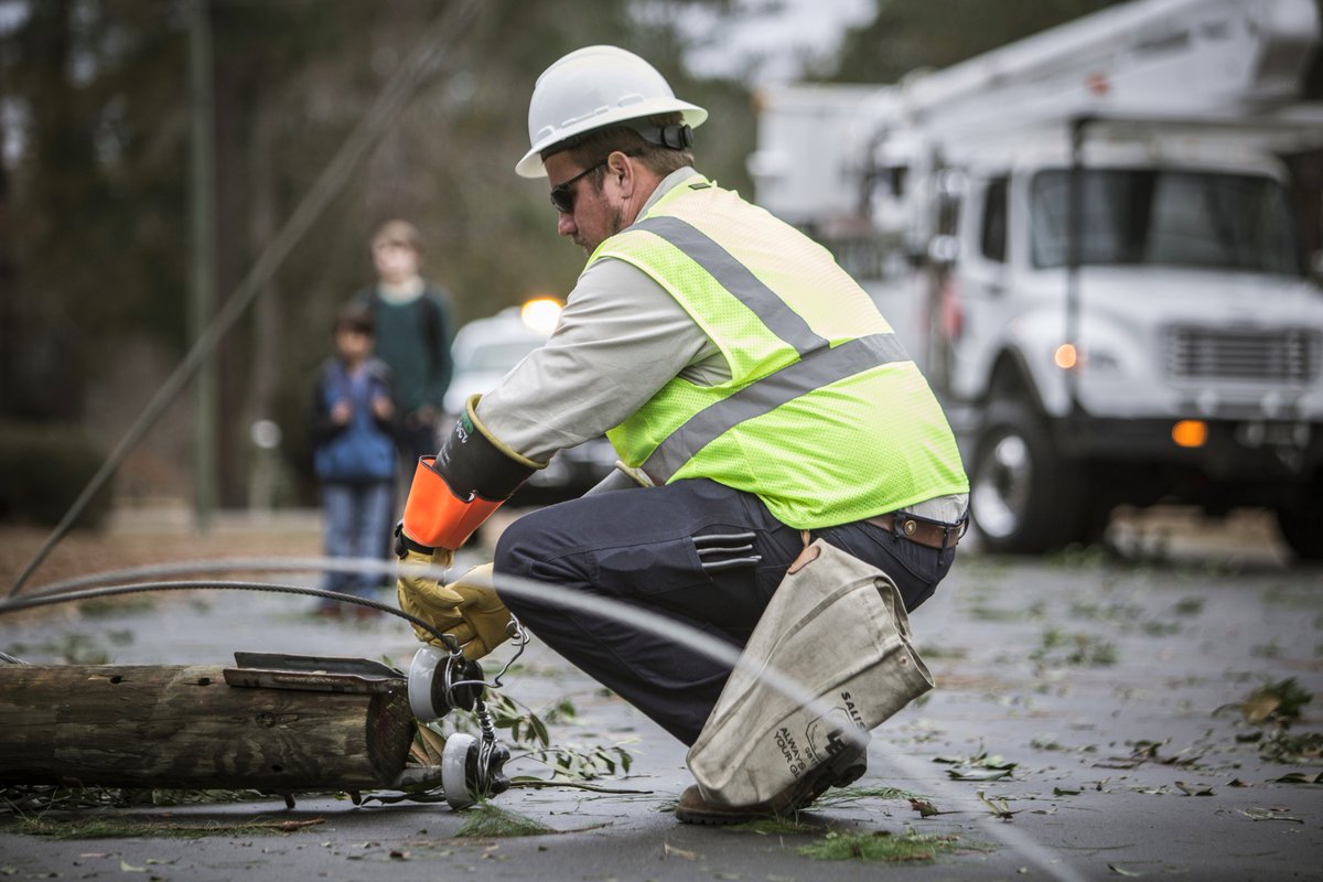 SCLivingEditor's tweet photo. If you like having your power restored quickly and safely after a storm, #ThankaLineman. https://t.co/XxI2Pi2mKy