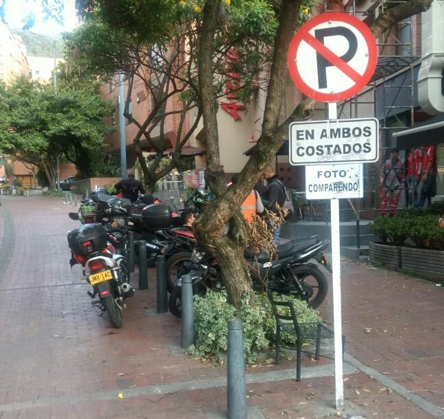 - ¿Y en tu ciudad las motos si respetan las normas de tránsito?
- @Bocarejo_JP (¿qué les respondo?)
#PlanMotociclistas
#EmpresasInfractoras