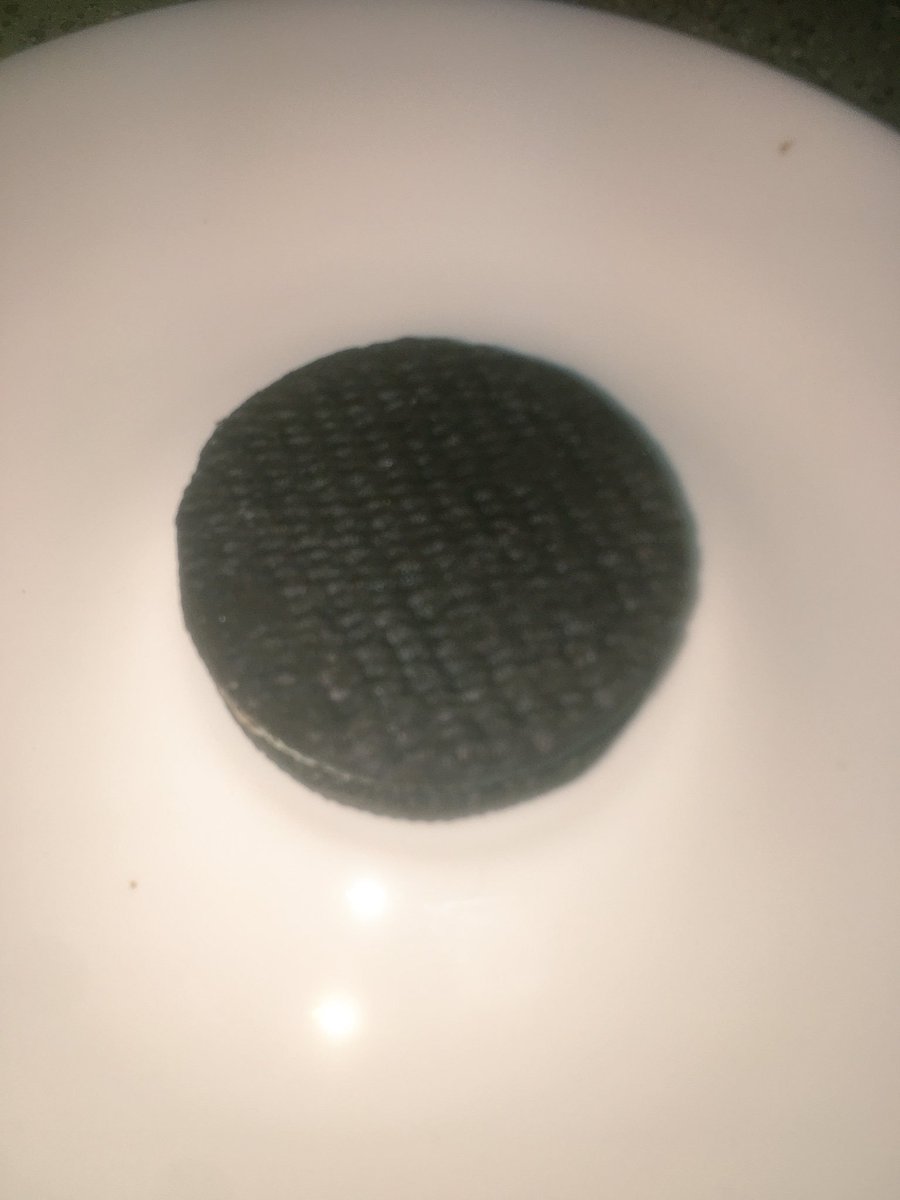 FarisonStorey's tweet photo. Found a rare gem! My #nabisco #oreo is backwards! Is this common people?!? https://t.co/jRVmsUczOP