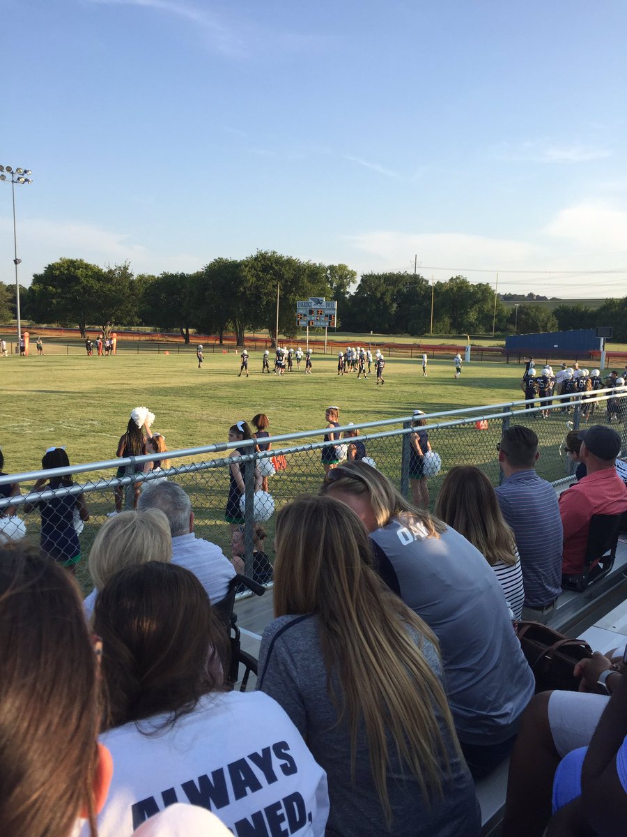 TrimbleLesley's tweet photo. At the middle school football game-great job. @RobinsonTeach #OakLearns Go Owls! https://t.co/WvFiJqnI0w