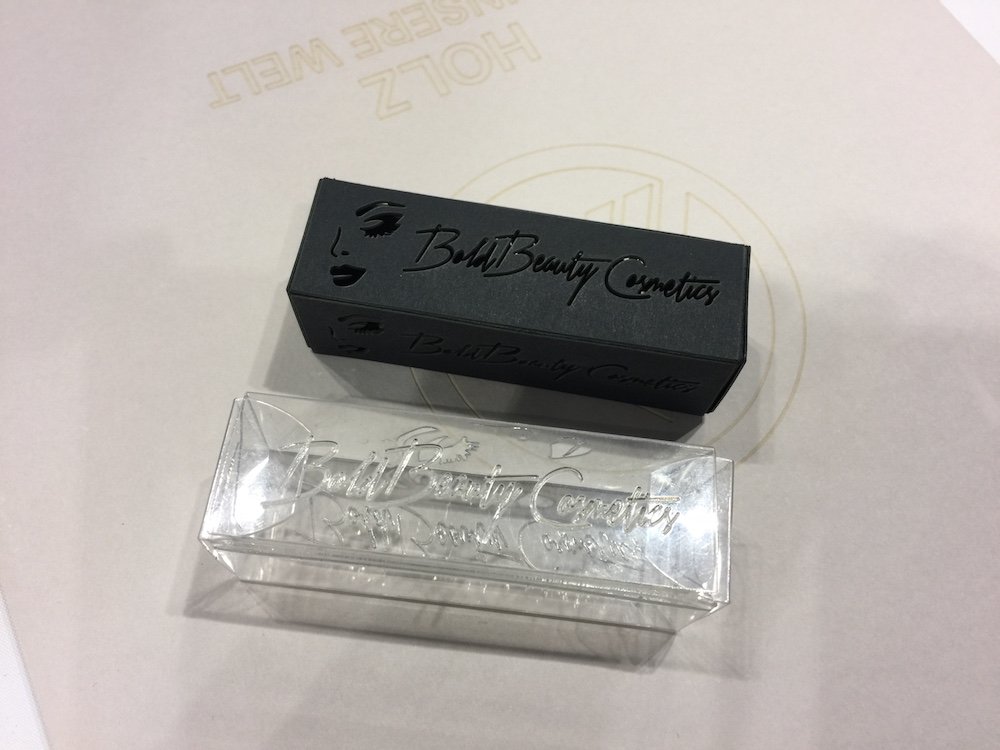 PaperSpecs's tweet photo. Helloooo gorgeous! Motioncutter laser cuts these cute boxes β no glue required β on paper. And even a clear box! #Print17 #printnerds https://t.co/Q6nJlC0MQE