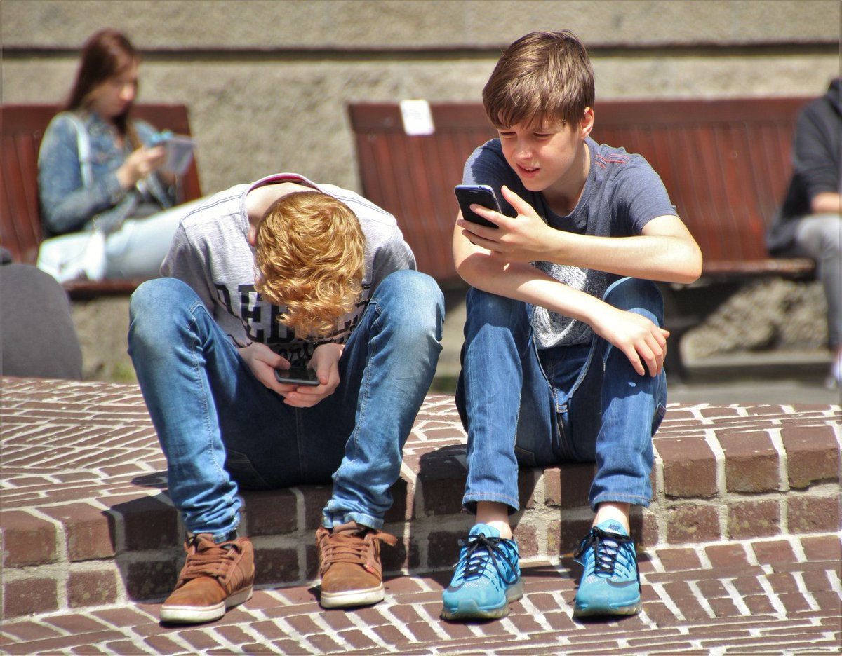 Self_Reg's tweet photo. A2. Some smartphone issues: distraction, irritability, disconnection. #Reframe as #stressbehavior! Seek to understand, not judge. #TMCTalks https://t.co/vwcC4DOV4e