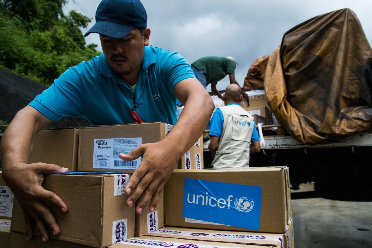 unicefvenezuela's tweet photo. #AsíTrabajamos Entregamos a @MPPSalud tratamientos para atender durante 6 meses a la niñez afectada por errores innatos del metabolismo. https://t.co/64XAbGZj4U