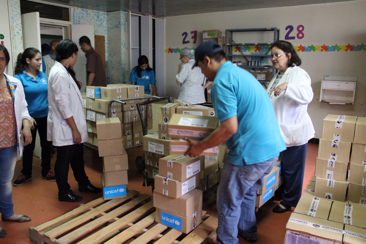 unicefvenezuela's tweet photo. #AsíTrabajamos Entregamos a @MPPSalud tratamientos para atender durante 6 meses a la niñez afectada por errores innatos del metabolismo. https://t.co/64XAbGZj4U