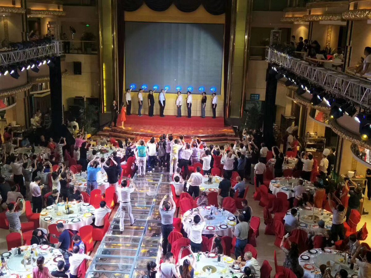 AI Snow entertains customers in restaurant
sales001@csjbot.com