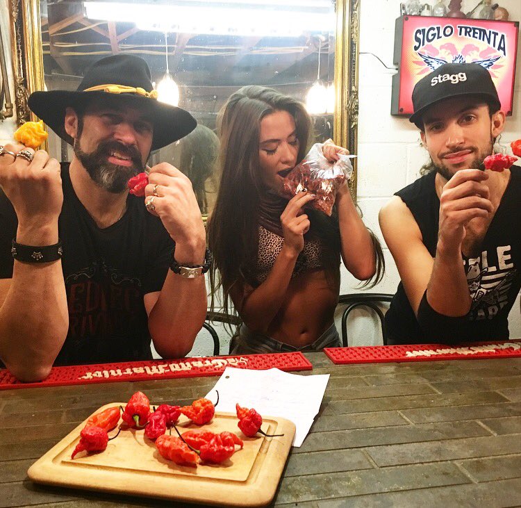 TNwerewolves's tweet photo. Thanks @ozzy_shifflett #Ghost #butchT #Scorpion #Giant #habaneros #Worldshottest #Carolina #Reapers #blueribbon #peppers #bro you #rock https://t.co/3hW8hPxUrt