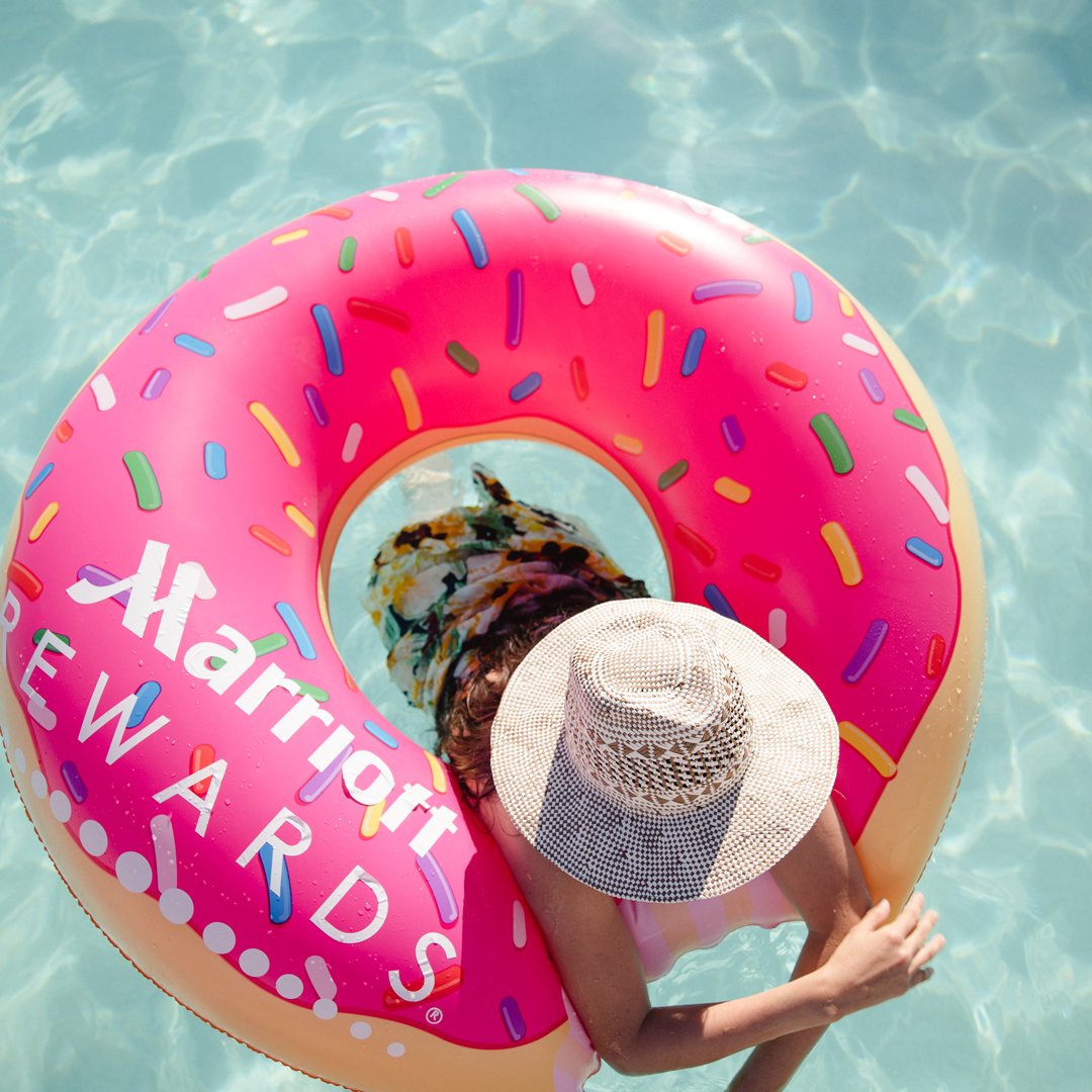 Así los miembros de #MarriottRewards cuando el viaje viene con beneficios adicionales. #MiMomento #EstasAqui #donut https://t.co/NOUSXXGSho
