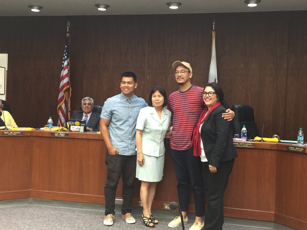 VPGee's tweet photo. @RioHondoCollege congratulates the 1st & 2nd place winners of the #iloveriohondo video contest! Picture with Board Chair & President! https://t.co/REyJEBoPsY