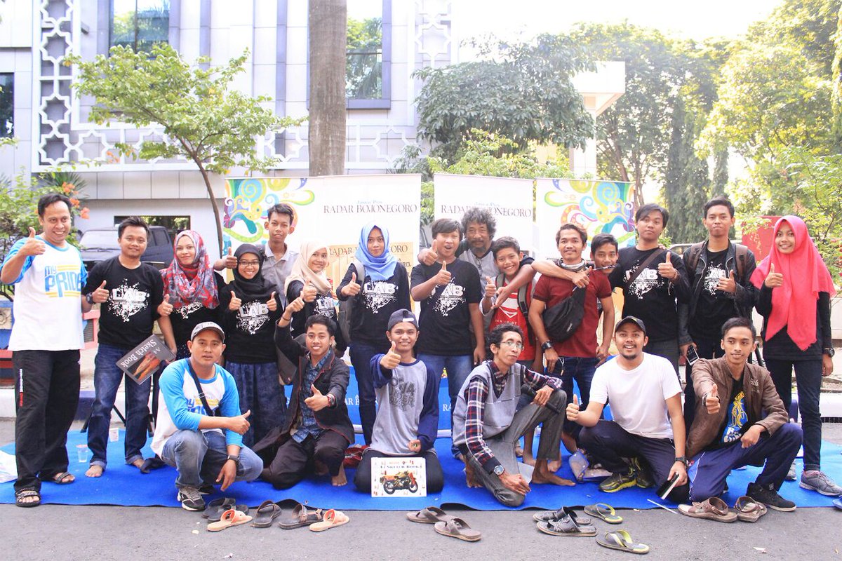 Foto bersama teman-teman <a href="/SanggarLAB/">Line Art Bojonegoro</a> &amp; <a href="/radarbjn/">Berita Radar Bojonegoro, dan Blora</a> 

Minggu, 10/09/2017

#cfdminggu #bojonegoro #lineartbojonegoro #radarbojonegoro