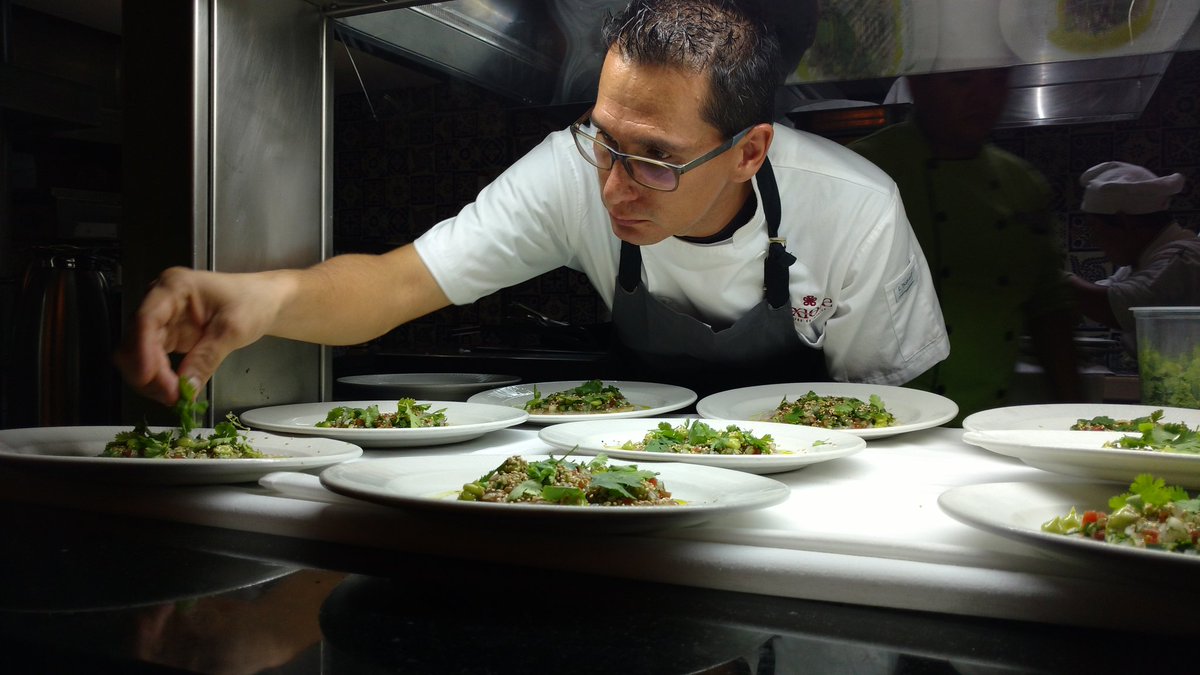 Algo ya se saborea dentro de la cocina de <a href="/xabirones/">xavier perez stone</a> en la cena #FestivalGourmetBarceló del día de hoy 😍