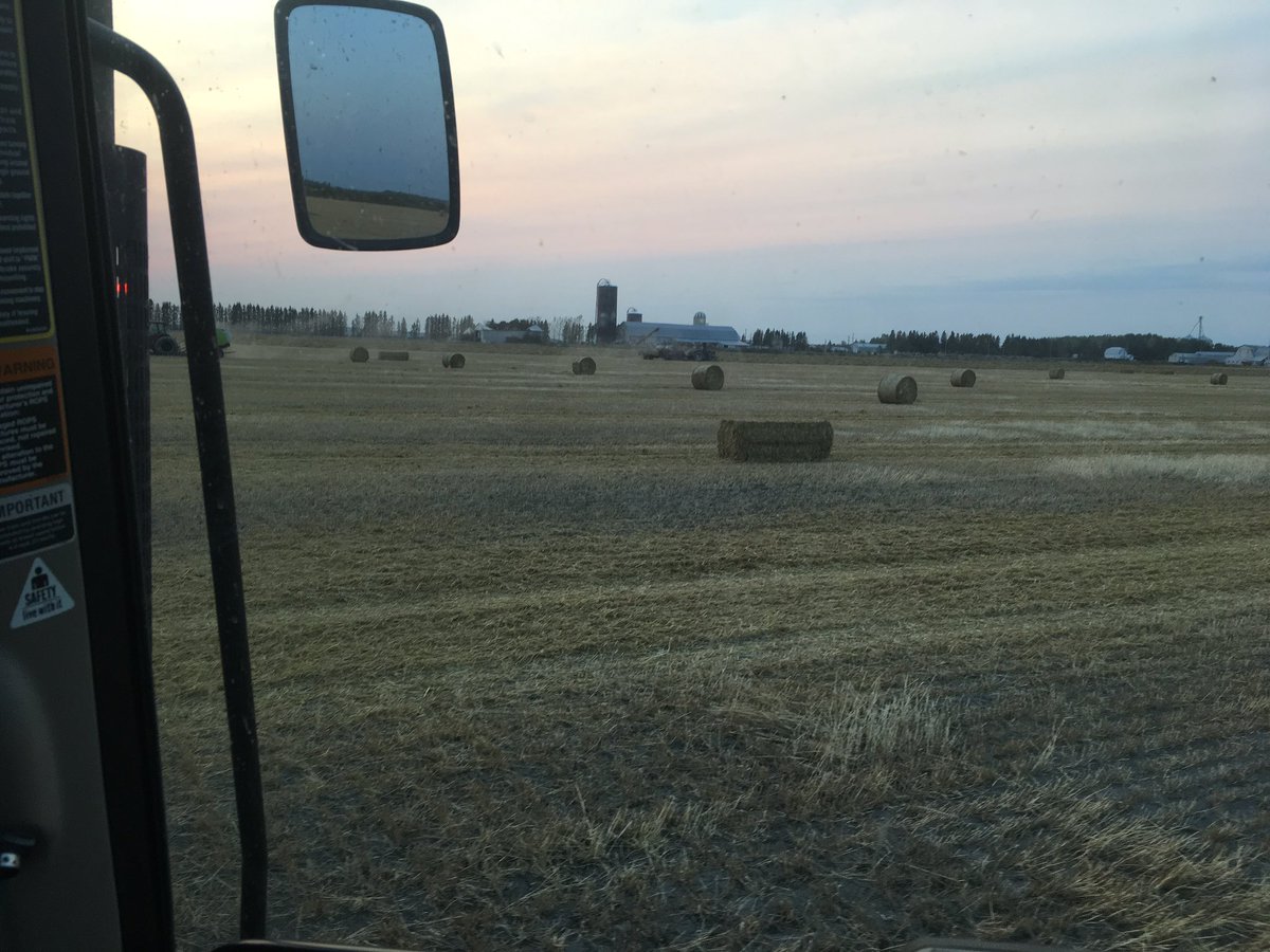 milot_noah's tweet photo. @Kimelie  in the the round baler and @LeeLaframboise in the Square one no time to waste https://t.co/5D0DNm7CzW