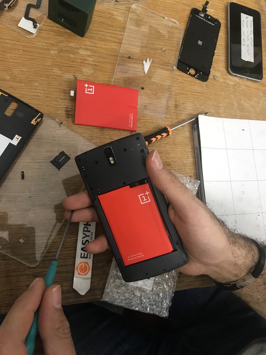 fixspotsydney's tweet photo. battery replacement on one plus one . #oneplus #batteryreplacement #melbournephonerepair  #fixspot https://t.co/8005TMQRsr