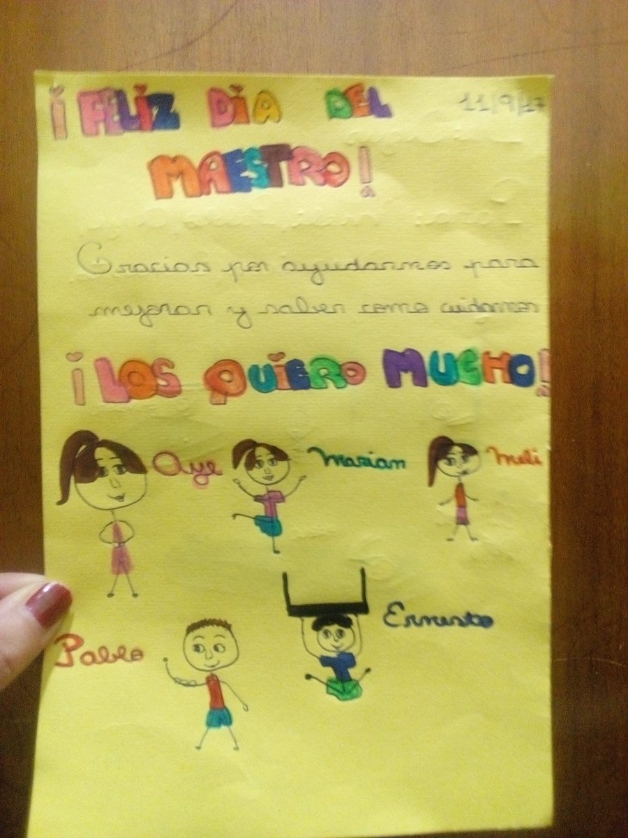 CircoElastico's tweet photo. Los estudiantes de @CircoElastico compartiendo cosas ricas con nosotros! #gracias #acroricos #sweetlive #circoelastico #felizdia https://t.co/gfNVc13HIq