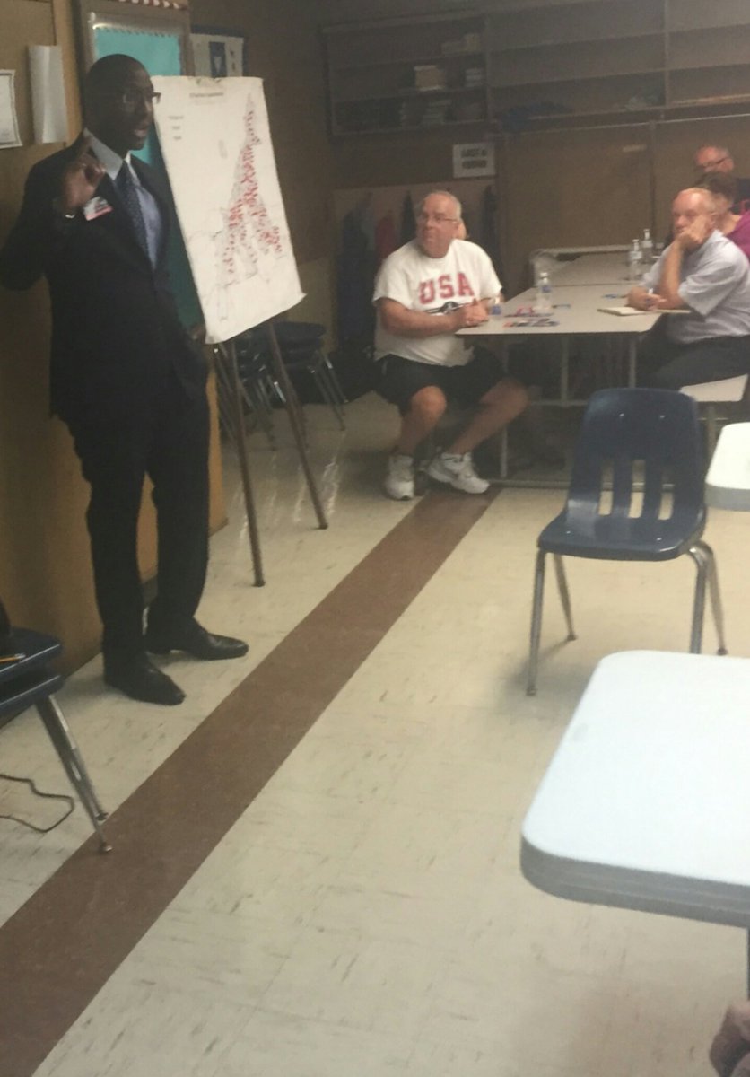 zachreed12's tweet photo. I had a wonderful time campaigning in Ward 8 & 13 tonight. Ty residents of #OldBrooklyn & Collinwood. #SafetyFirst #ReedSafe #NewMayor https://t.co/xHdFm7I9I1