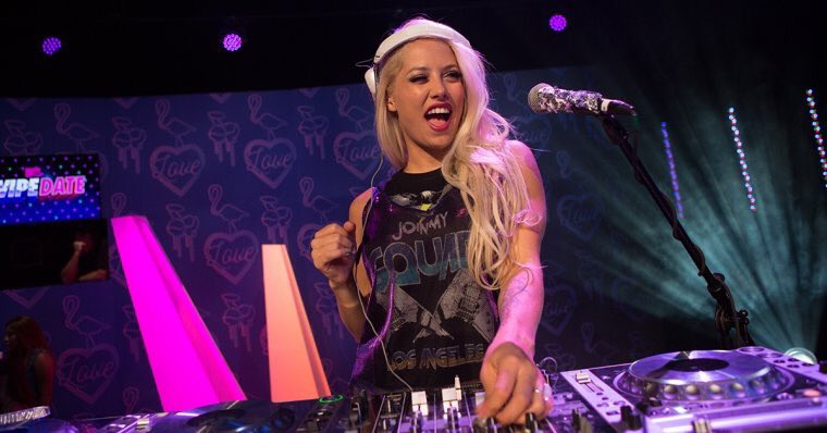 fer_lozu's tweet photo. Ya empezó  #MTVSwipeDate no se pierdan a la dj más linda @KristenKnight pongan MTV https://t.co/zbj1301S1V