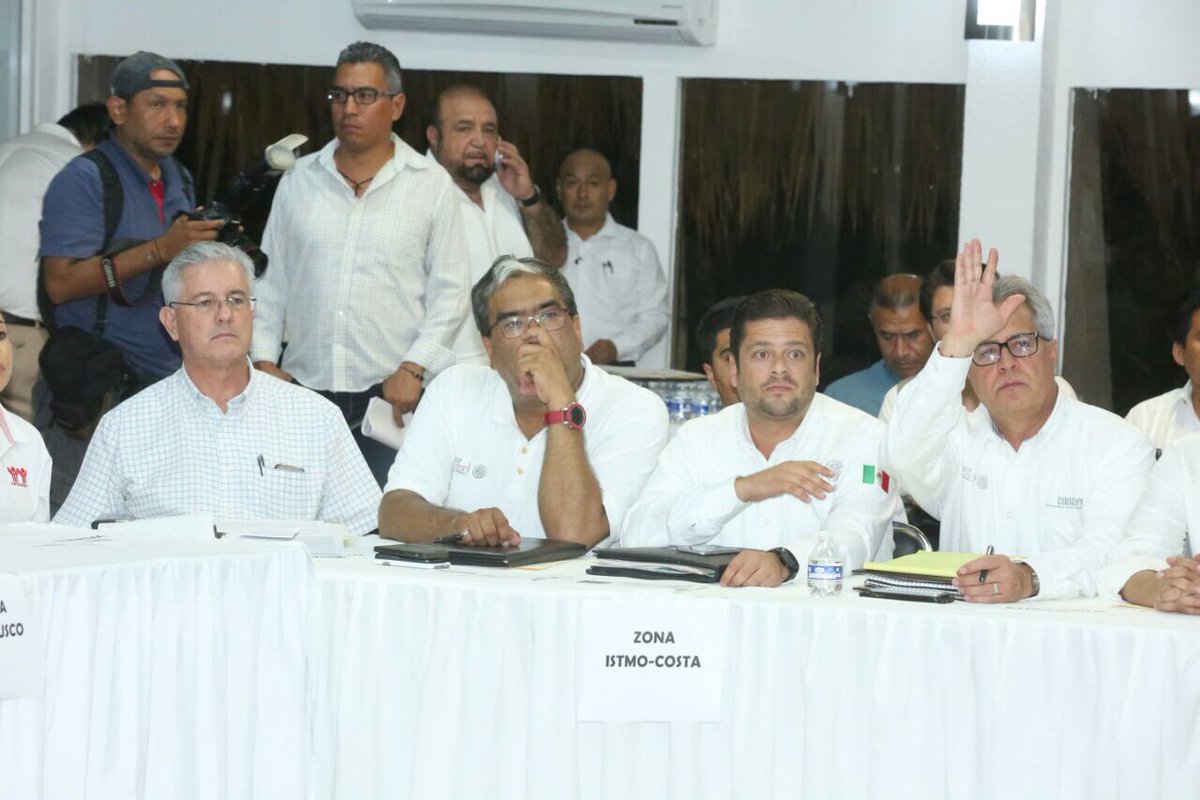 paula_hdz tweet picture