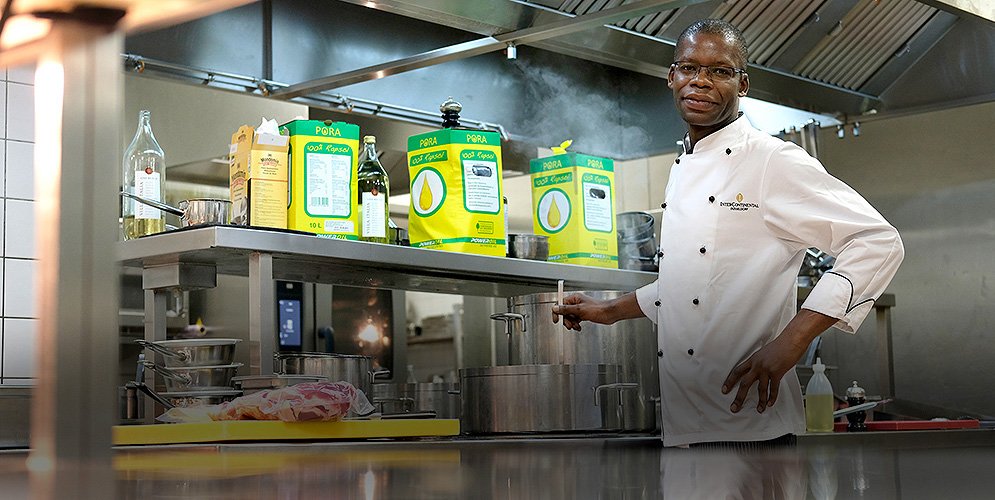 Bayer's tweet photo. Standing the whole day in front of a stove with an irritable 
stomach: Tomás Vieira shows how it works: https://t.co/3cZQKmdumn https://t.co/1q8U4oLfSk