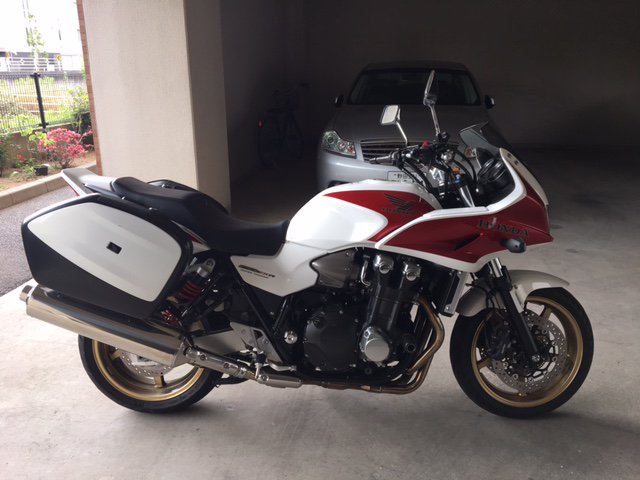 バイク買取 バイクボーイ V Twitter ワンオーナーの綺麗なcb1300スーパーツーリングを買い取りさせて頂きました スーパーボルドールに パニアケースを付けただけに見えますが アップハンドルや専用スクリーン等細かな変更がされています 見た目こそcbシリーズを踏襲し