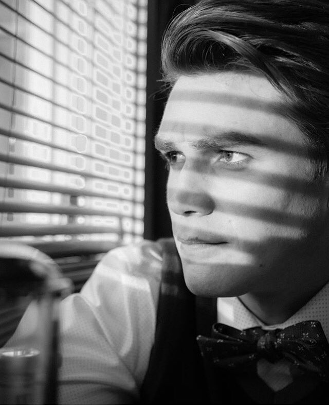 RiverdaleConES's tweet photo. 📷: El cast de Riverdale fotografiado por Cole Sprouse (1/2) https://t.co/nt9a9AzYmi